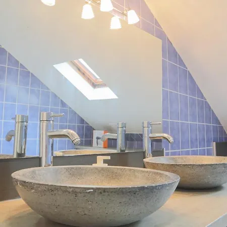 Terracotta Duplex, 8 Guest, Garage Included