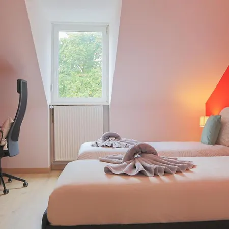 Terracotta Duplex, 8 Guest, Garage Included Apartment
